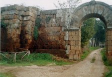 Porta di Giove
a Falerii Novi
(11519 bytes)